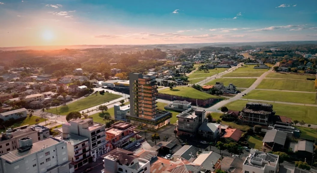 Vista aérea do bairro São Luiz, em Farroupilha, com a torre do Lumina